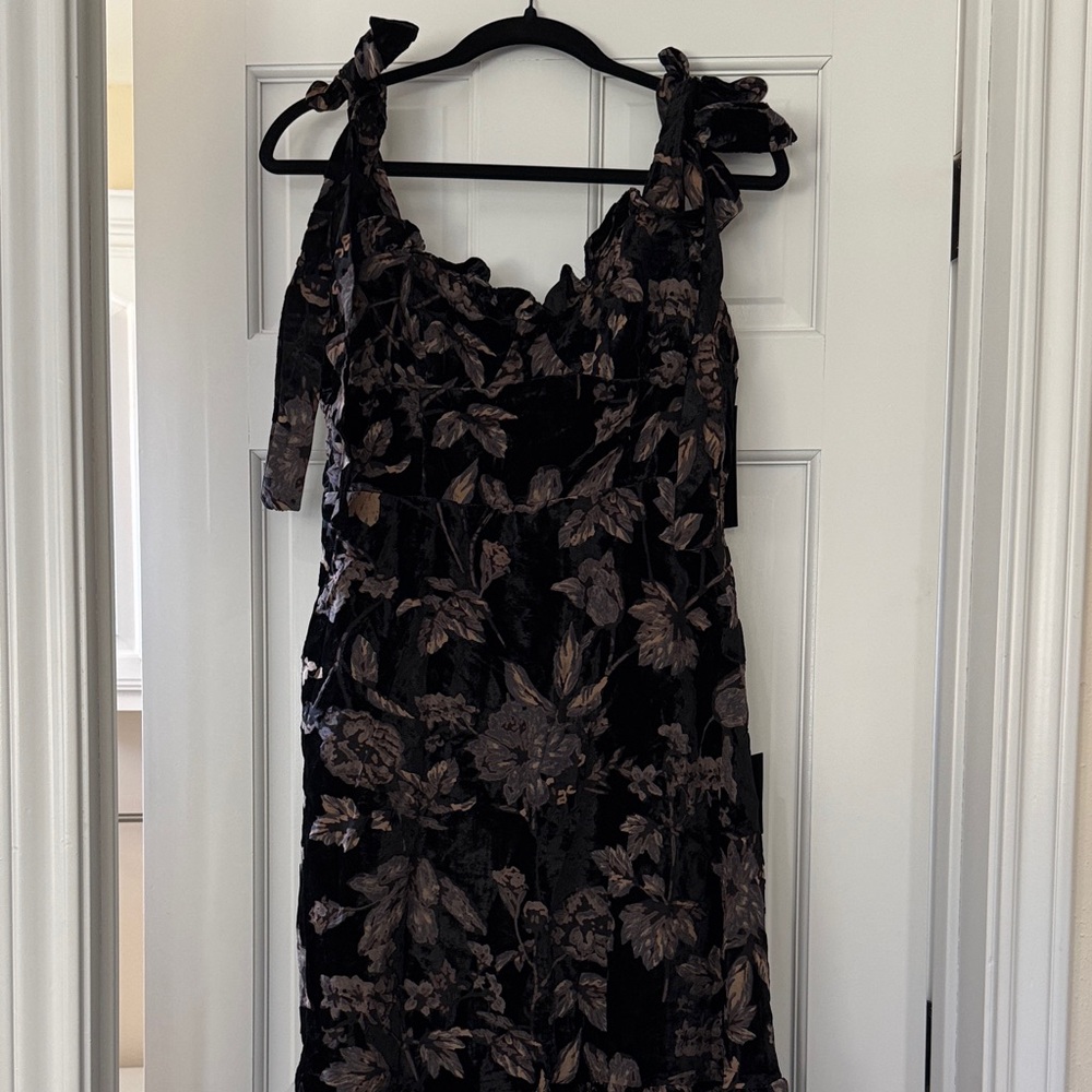 Lulu's Black Velvet Midi Dress with Taupe Floral Print